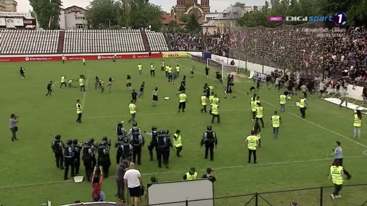VIDEO + FOTO Scene de NEIMAGINAT în CSA Steaua - Carmen! Fanii din Peluza SUD s-au bătut pe teren cu forțele de ordine: imagini de o violență extremă