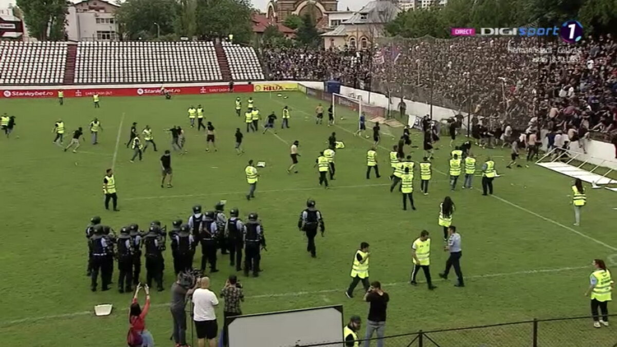 VIDEO + FOTO Scene de NEIMAGINAT în CSA Steaua - Carmen! Fanii din Peluza SUD s-au bătut pe teren cu forțele de ordine: imagini de o violență extremă