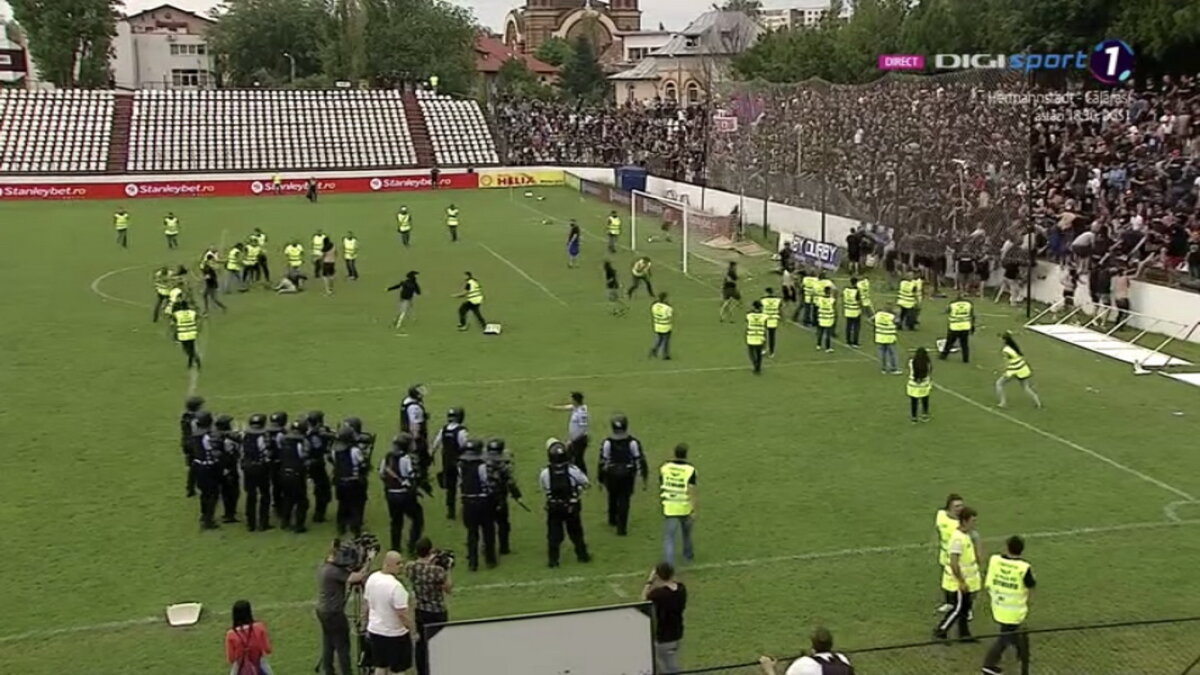 VIDEO + FOTO Scene de NEIMAGINAT în CSA Steaua - Carmen! Fanii din Peluza SUD s-au bătut pe teren cu forțele de ordine: imagini de o violență extremă