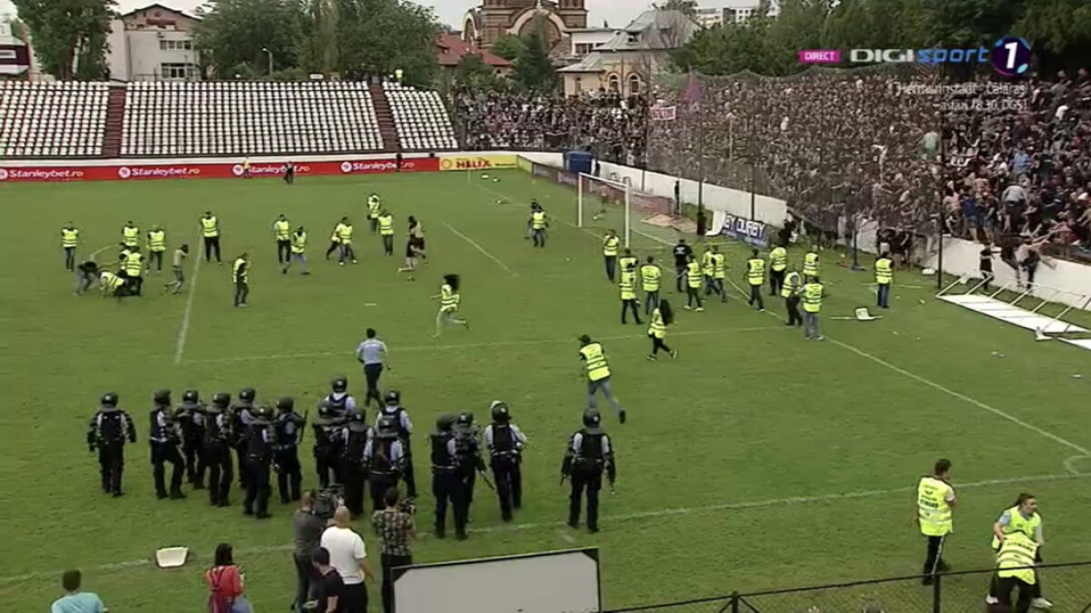 VIDEO + FOTO Scene de NEIMAGINAT în CSA Steaua - Carmen! Fanii din Peluza SUD s-au bătut pe teren cu forțele de ordine: imagini de o violență extremă