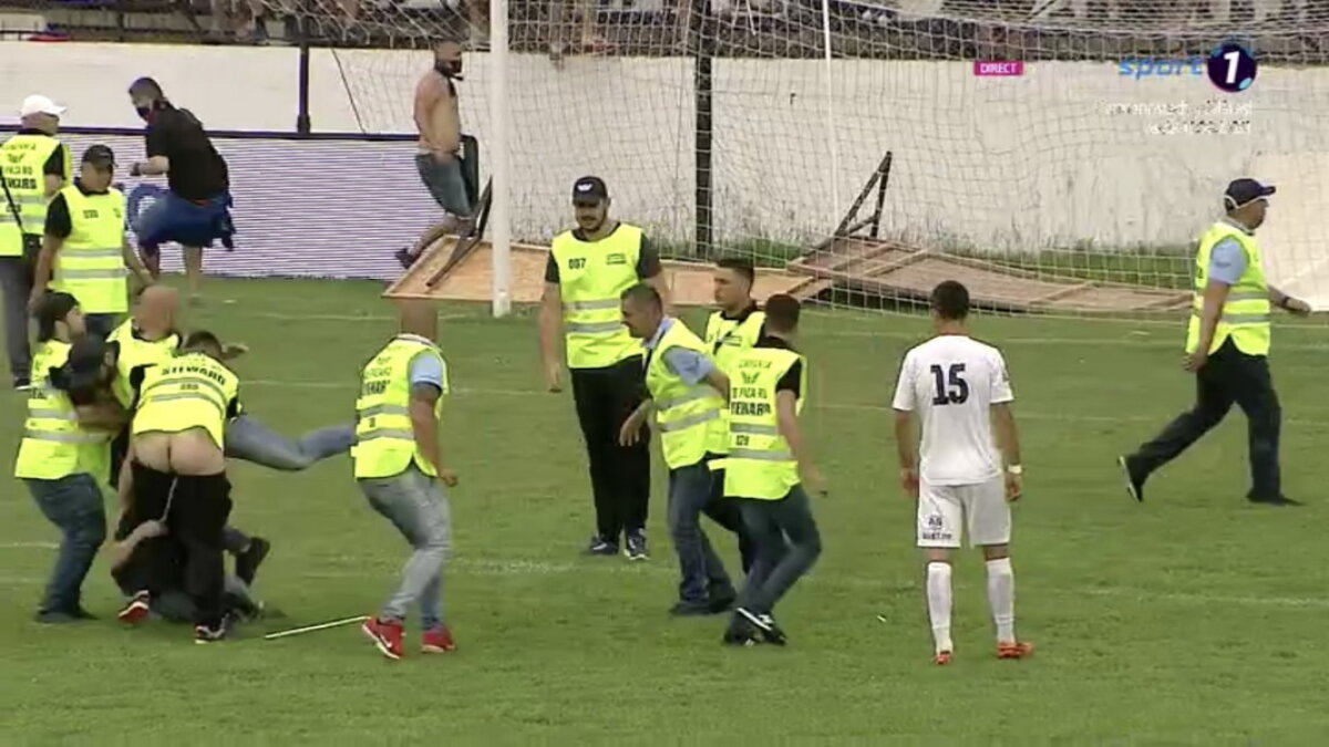VIDEO + FOTO Scene de NEIMAGINAT în CSA Steaua - Carmen! Fanii din Peluza SUD s-au bătut pe teren cu forțele de ordine: imagini de o violență extremă