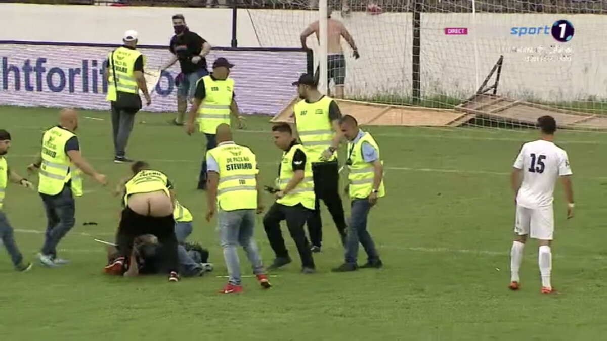 VIDEO + FOTO Scene de NEIMAGINAT în CSA Steaua - Carmen! Fanii din Peluza SUD s-au bătut pe teren cu forțele de ordine: imagini de o violență extremă