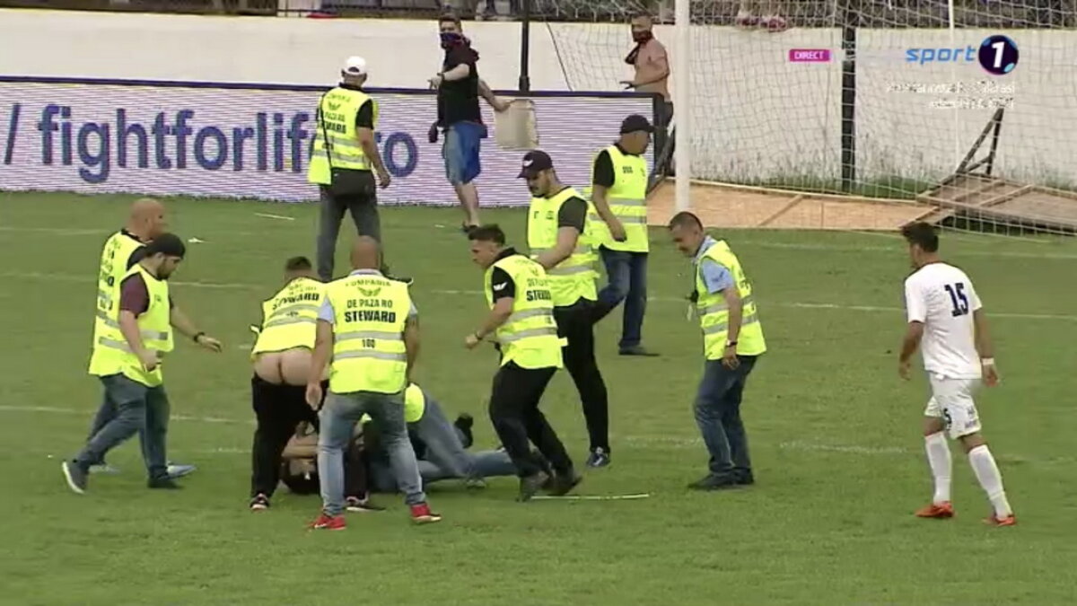 VIDEO + FOTO Scene de NEIMAGINAT în CSA Steaua - Carmen! Fanii din Peluza SUD s-au bătut pe teren cu forțele de ordine: imagini de o violență extremă