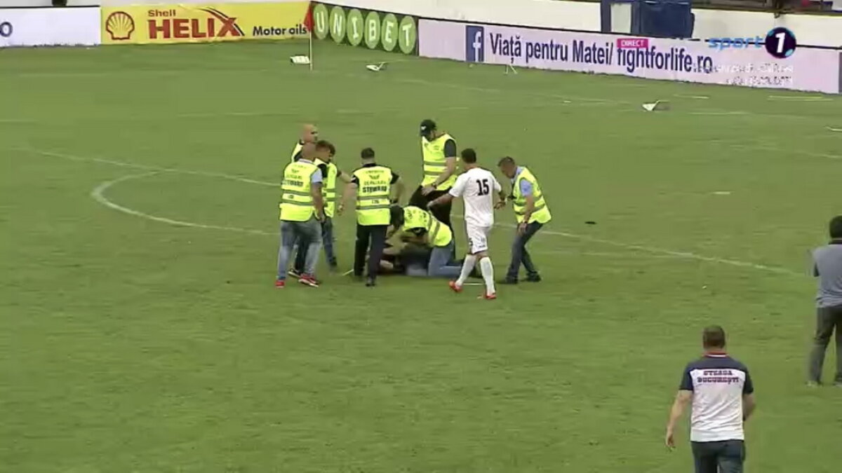 VIDEO + FOTO Scene de NEIMAGINAT în CSA Steaua - Carmen! Fanii din Peluza SUD s-au bătut pe teren cu forțele de ordine: imagini de o violență extremă