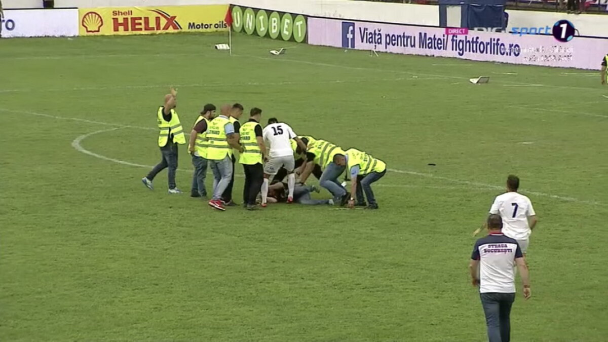 VIDEO + FOTO Scene de NEIMAGINAT în CSA Steaua - Carmen! Fanii din Peluza SUD s-au bătut pe teren cu forțele de ordine: imagini de o violență extremă