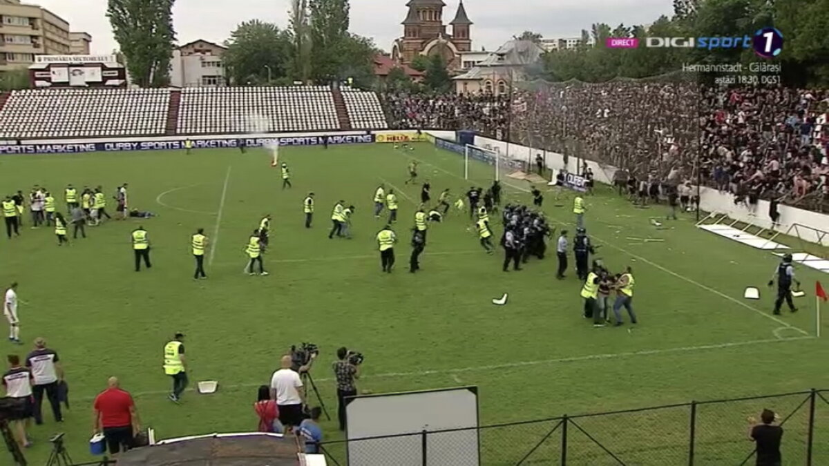 VIDEO + FOTO Scene de NEIMAGINAT în CSA Steaua - Carmen! Fanii din Peluza SUD s-au bătut pe teren cu forțele de ordine: imagini de o violență extremă