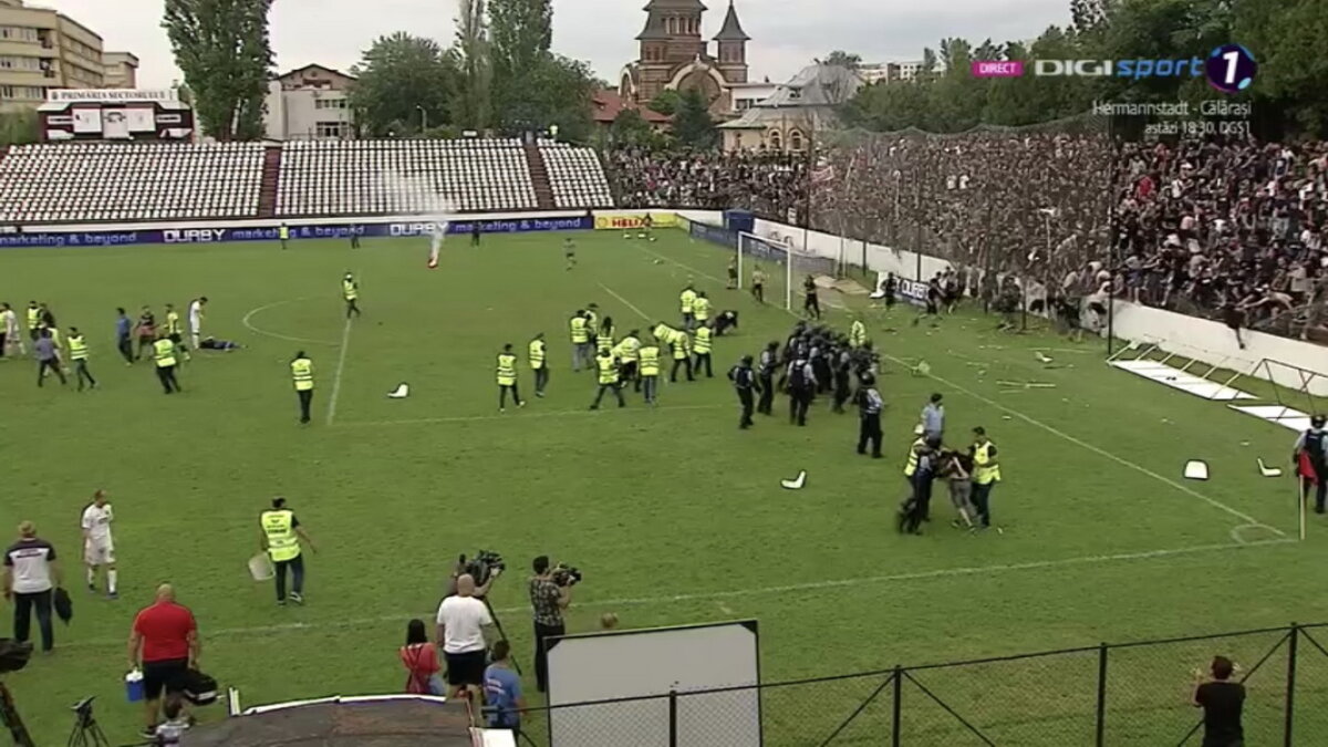 VIDEO + FOTO Scene de NEIMAGINAT în CSA Steaua - Carmen! Fanii din Peluza SUD s-au bătut pe teren cu forțele de ordine: imagini de o violență extremă