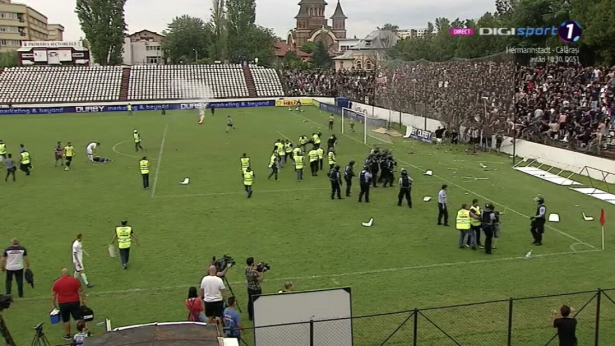 VIDEO + FOTO Scene de NEIMAGINAT în CSA Steaua - Carmen! Fanii din Peluza SUD s-au bătut pe teren cu forțele de ordine: imagini de o violență extremă