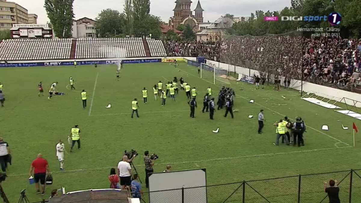 VIDEO + FOTO Scene de NEIMAGINAT în CSA Steaua - Carmen! Fanii din Peluza SUD s-au bătut pe teren cu forțele de ordine: imagini de o violență extremă