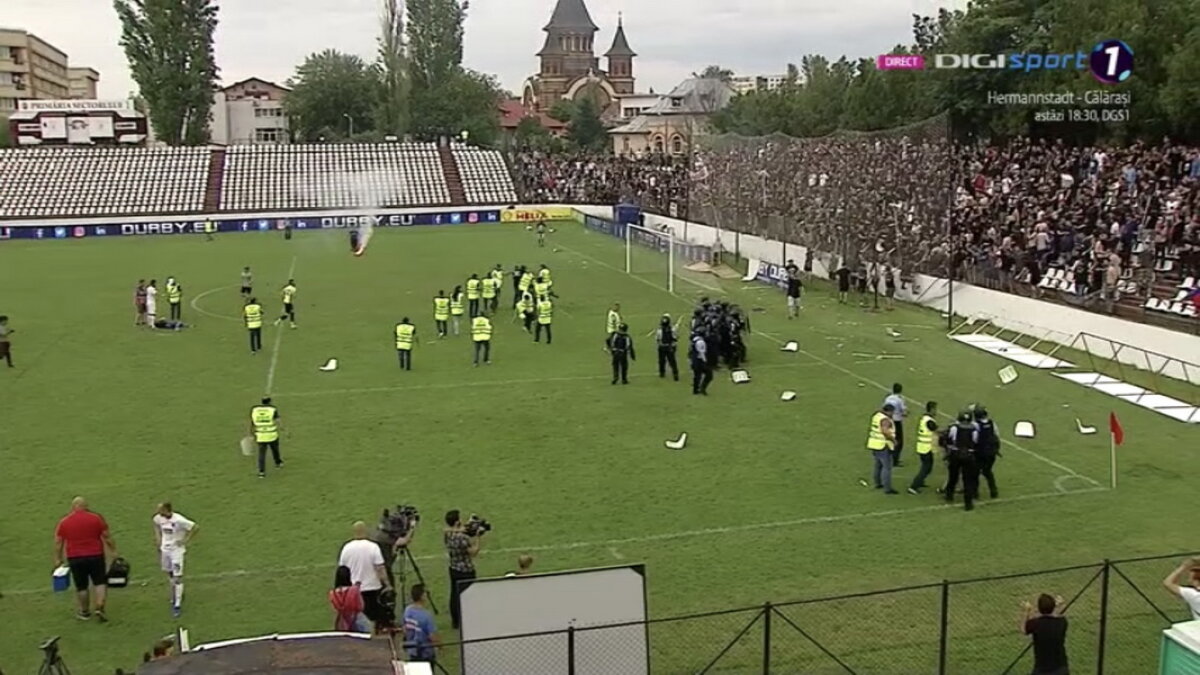 VIDEO + FOTO Scene de NEIMAGINAT în CSA Steaua - Carmen! Fanii din Peluza SUD s-au bătut pe teren cu forțele de ordine: imagini de o violență extremă