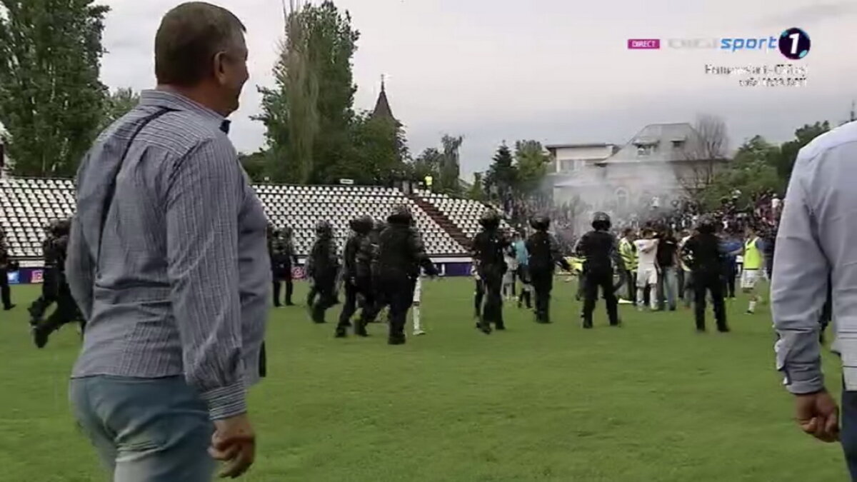 VIDEO + FOTO Scene de NEIMAGINAT în CSA Steaua - Carmen! Fanii din Peluza SUD s-au bătut pe teren cu forțele de ordine: imagini de o violență extremă