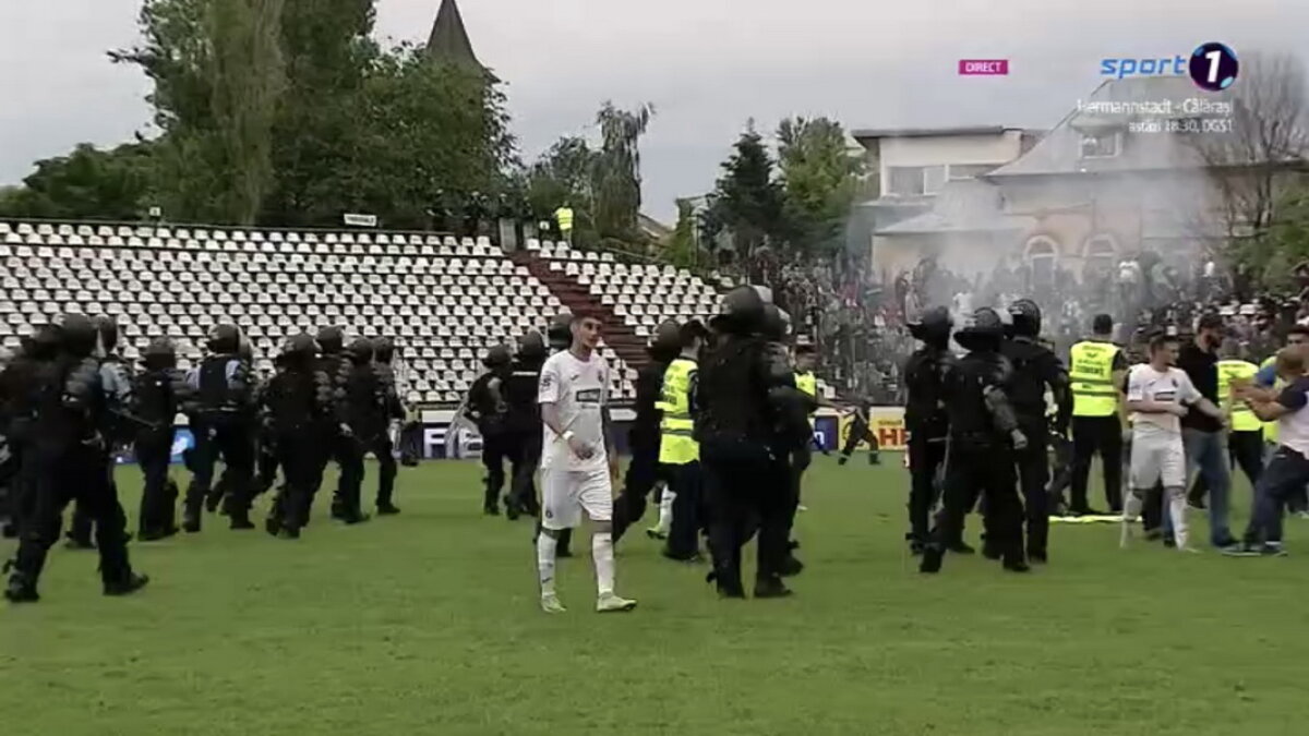 VIDEO + FOTO Scene de NEIMAGINAT în CSA Steaua - Carmen! Fanii din Peluza SUD s-au bătut pe teren cu forțele de ordine: imagini de o violență extremă