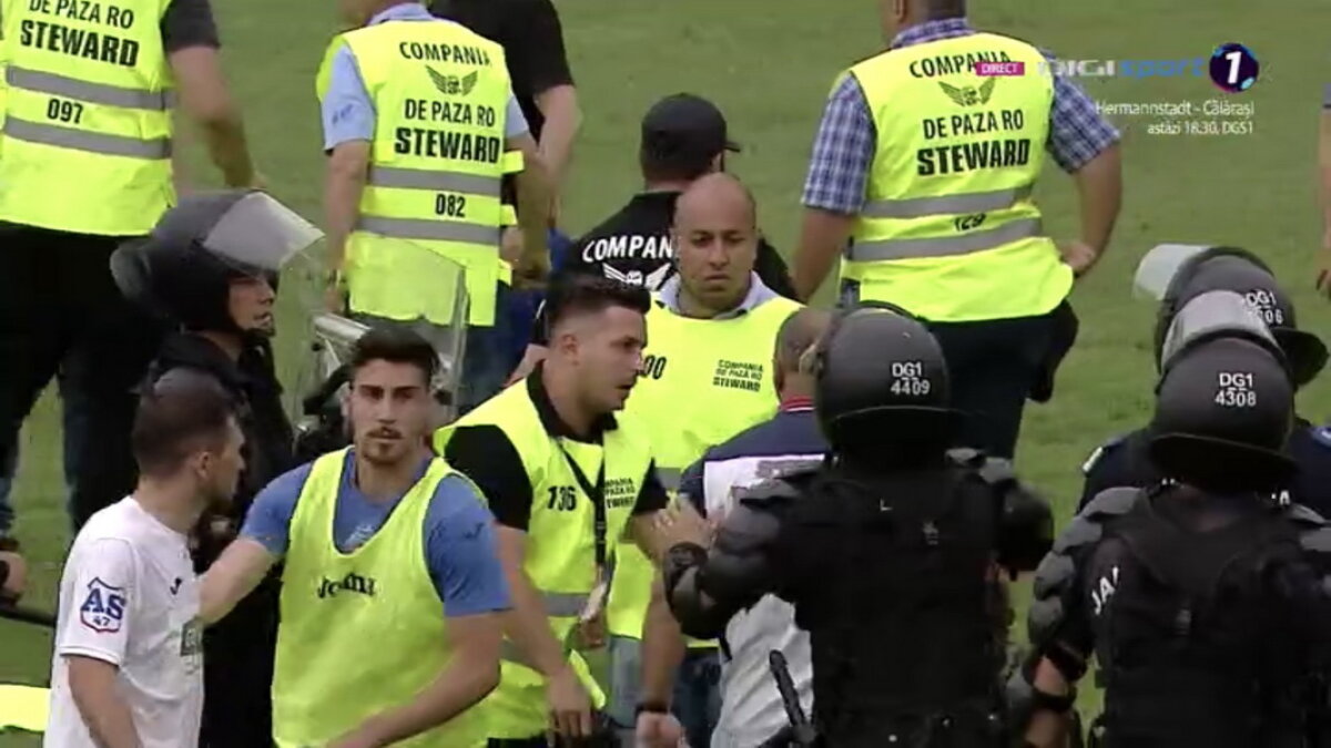 VIDEO + FOTO Scene de NEIMAGINAT în CSA Steaua - Carmen! Fanii din Peluza SUD s-au bătut pe teren cu forțele de ordine: imagini de o violență extremă
