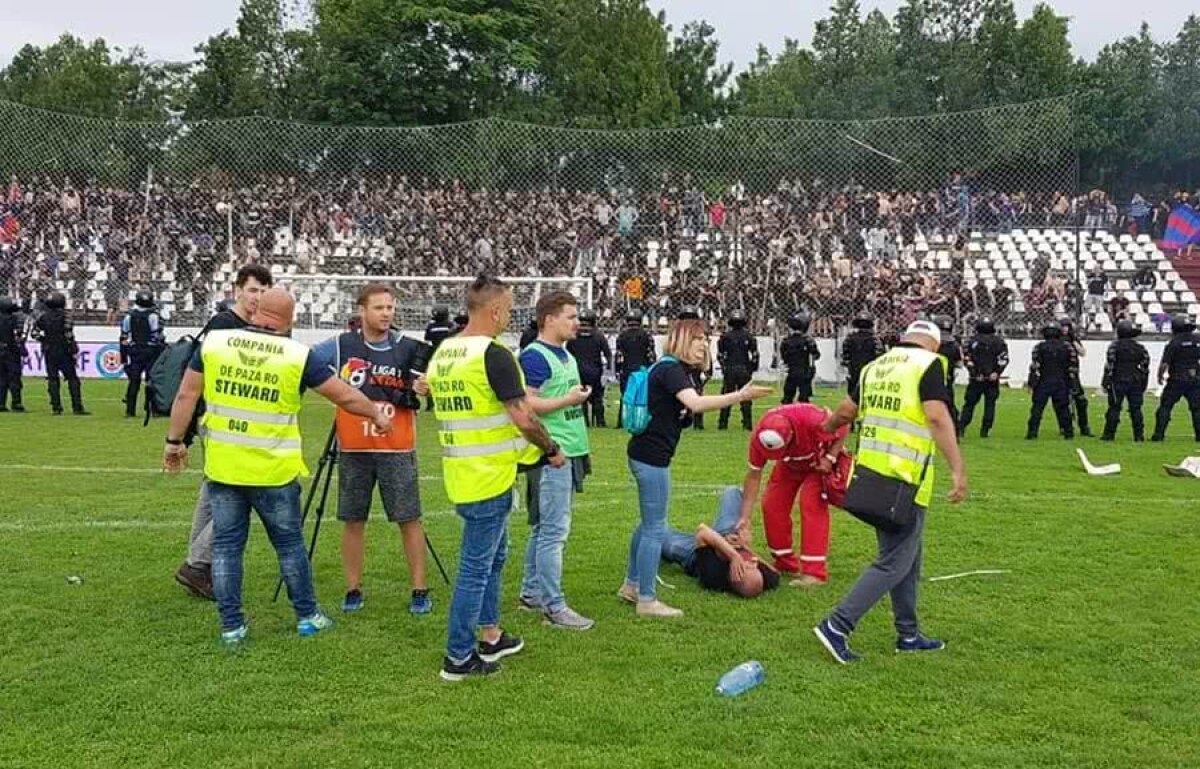 VIDEO + FOTO Scene de NEIMAGINAT în CSA Steaua - Carmen! Fanii din Peluza SUD s-au bătut pe teren cu forțele de ordine: imagini de o violență extremă