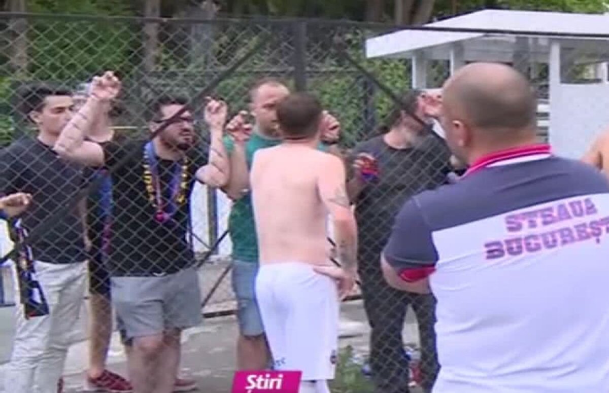 CSA STEAUA - CARMEN 0-1 // FOTO Suporterii din Peluza SUD le-au cerut socoteală jucătorilor la vestiare! Alin Predescu le-a ținut piept, sub privirile jandarmilor