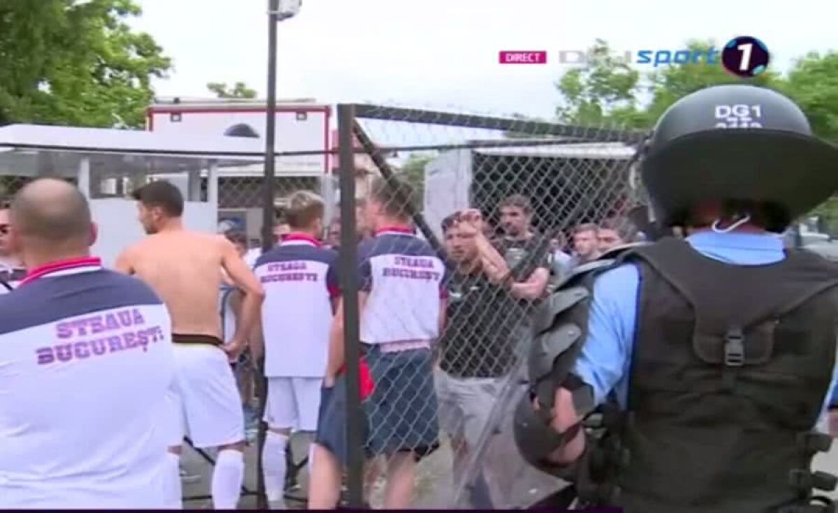 CSA STEAUA - CARMEN 0-1 // FOTO Suporterii din Peluza SUD le-au cerut socoteală jucătorilor la vestiare! Alin Predescu le-a ținut piept, sub privirile jandarmilor