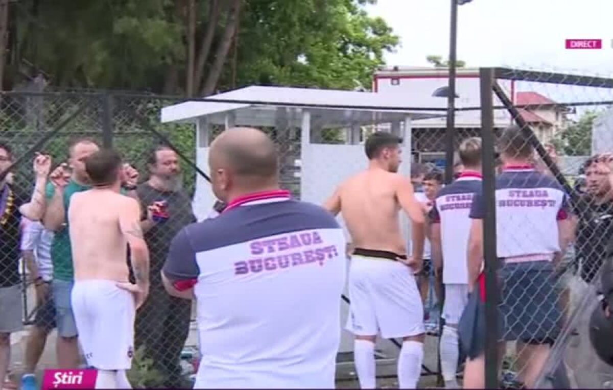 CSA STEAUA - CARMEN 0-1 // FOTO Suporterii din Peluza SUD le-au cerut socoteală jucătorilor la vestiare! Alin Predescu le-a ținut piept, sub privirile jandarmilor