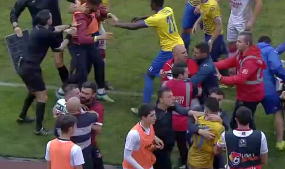 HERMANNSTADT - DUNĂREA CĂLĂRAȘI 2-1 // VIDEO + FOTO Scene reprobabile în finalul meciului decisiv pentru retrogradare » Benzar, târât de adversari pe teren