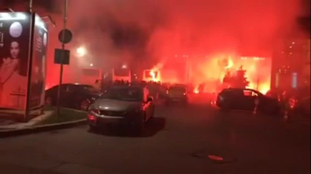 DINAMO // VIDEO+FOTO REVOLTĂ la miezul nopții! Ultrașii lui Dinamo s-au dus peste Negoiță la Rin, cu o cruce și torțe! Au incendiat gazonul din fața hotelului