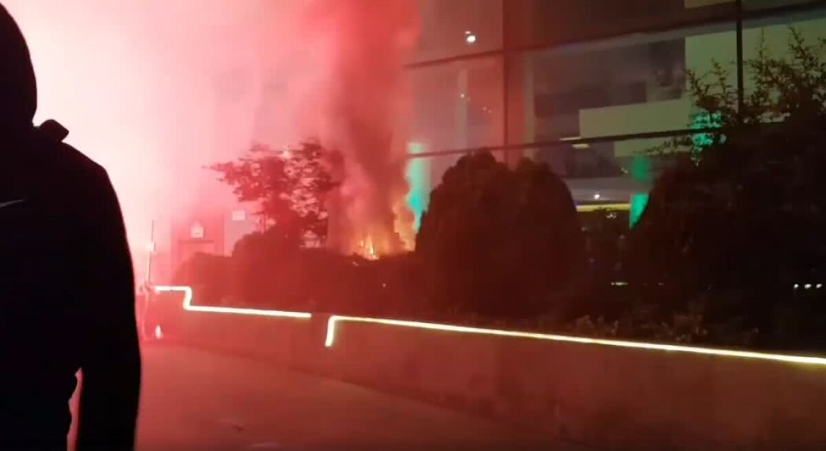 DINAMO // VIDEO+FOTO REVOLTĂ la miezul nopții! Ultrașii lui Dinamo s-au dus peste Negoiță la Rin, cu o cruce și torțe! Au incendiat gazonul din fața hotelului