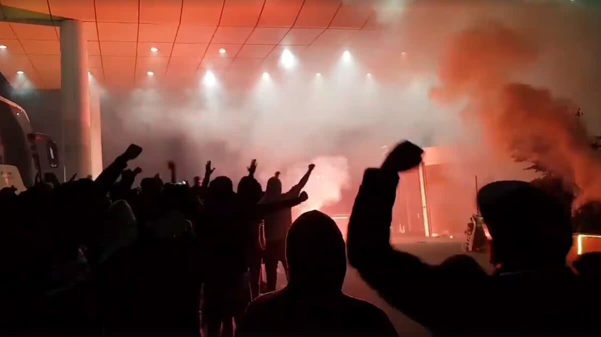 DINAMO // VIDEO+FOTO REVOLTĂ la miezul nopții! Ultrașii lui Dinamo s-au dus peste Negoiță la Rin, cu o cruce și torțe! Au incendiat gazonul din fața hotelului