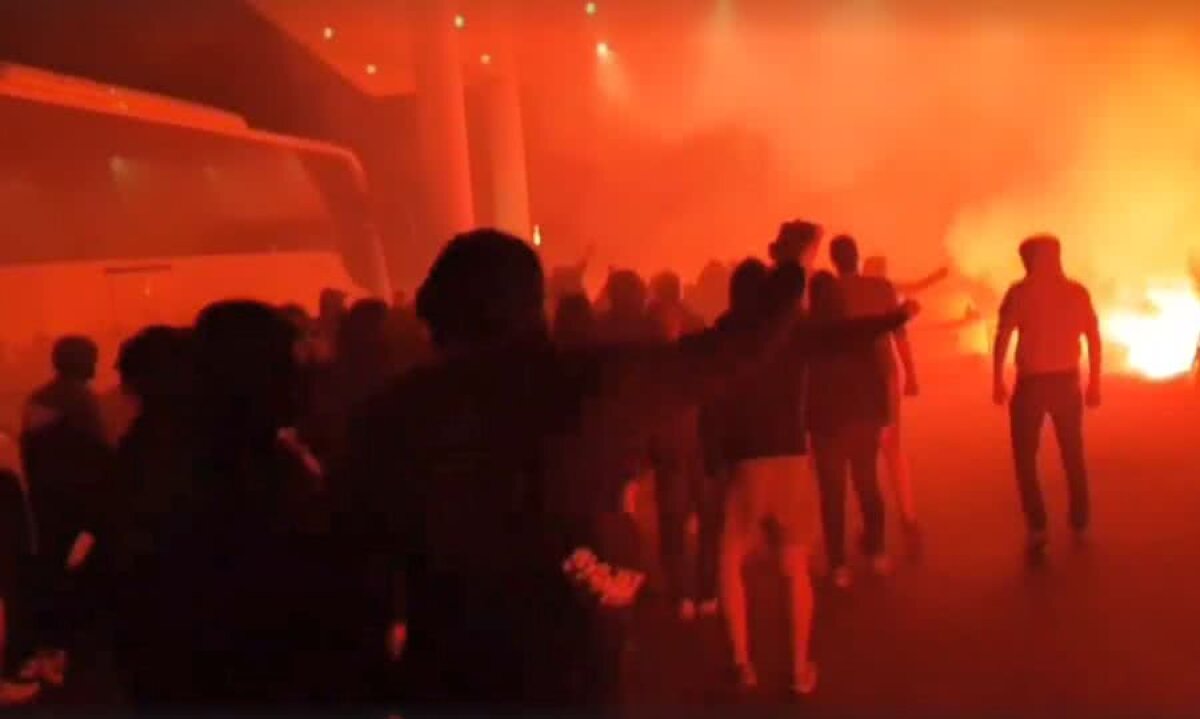 DINAMO // VIDEO+FOTO REVOLTĂ la miezul nopții! Ultrașii lui Dinamo s-au dus peste Negoiță la Rin, cu o cruce și torțe! Au incendiat gazonul din fața hotelului