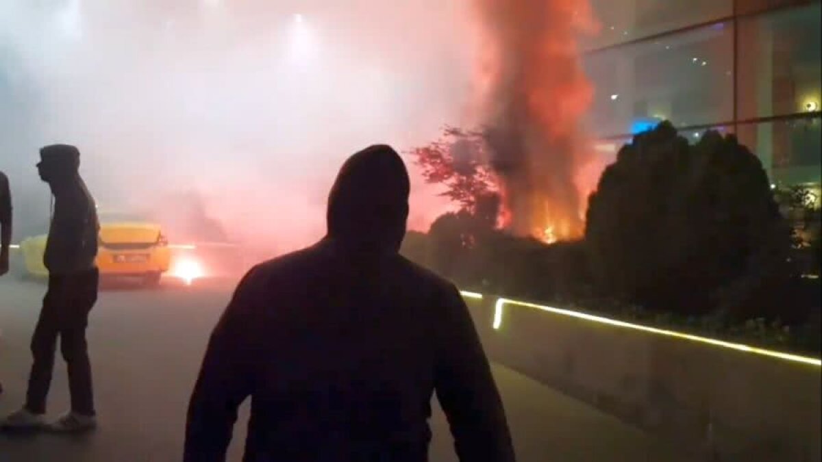 DINAMO // VIDEO+FOTO REVOLTĂ la miezul nopții! Ultrașii lui Dinamo s-au dus peste Negoiță la Rin, cu o cruce și torțe! Au incendiat gazonul din fața hotelului