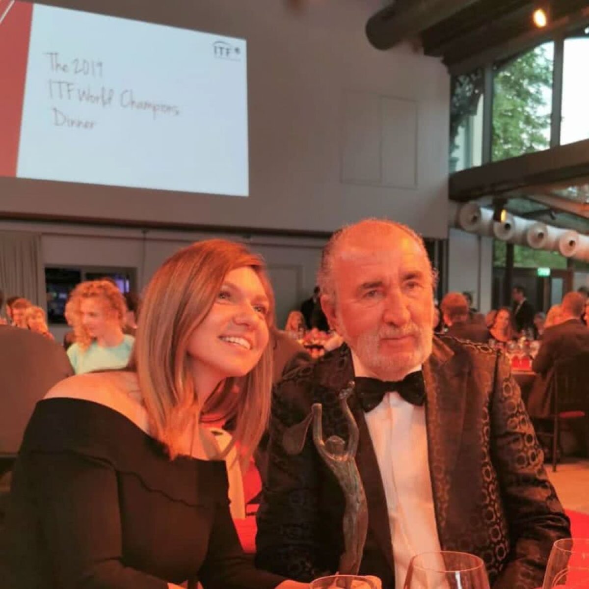 SIMONA HALEP - AMANDA ANISIMOVA // VIDEO + FOTO Simona Halep, premiată de Federația Internațională înainte de sferturile de la Roland Garros