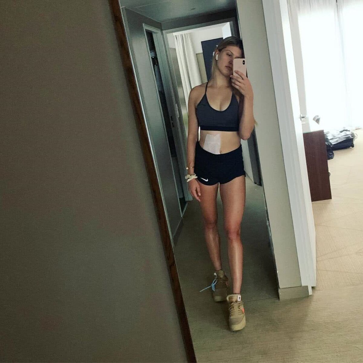 VIDEO HOT Eugenie Bouchard a renunțat la inhibiții și s-a schimbat în plină stradă: transpira și se vedea tot!
