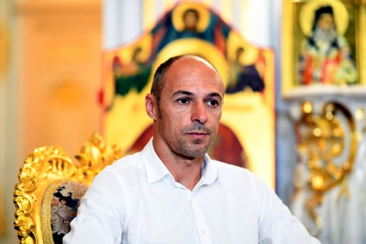 Bogdan Andone la FCSB // Liturghie sau prezentare? Gigi Becali a chemat la Palat un preot, care a tămâiat sala în care urma să aibă loc conferința noului antrenor