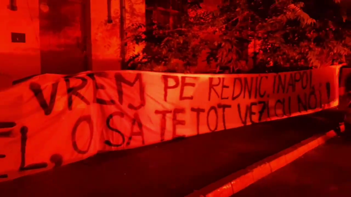 VIDEO+FOTO Ultrașii dinamoviști continuă protestele » Au fost acasă la Mircea Rednic, apoi la Bogdan Bălănescu: s-a lăsat cu injurii și amenințări!