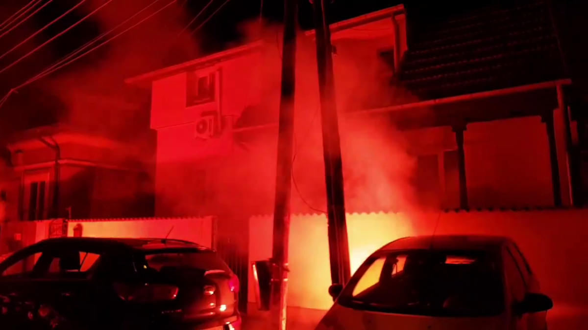 VIDEO+FOTO Ultrașii dinamoviști continuă protestele » Au fost acasă la Mircea Rednic, apoi la Bogdan Bălănescu: s-a lăsat cu injurii și amenințări!