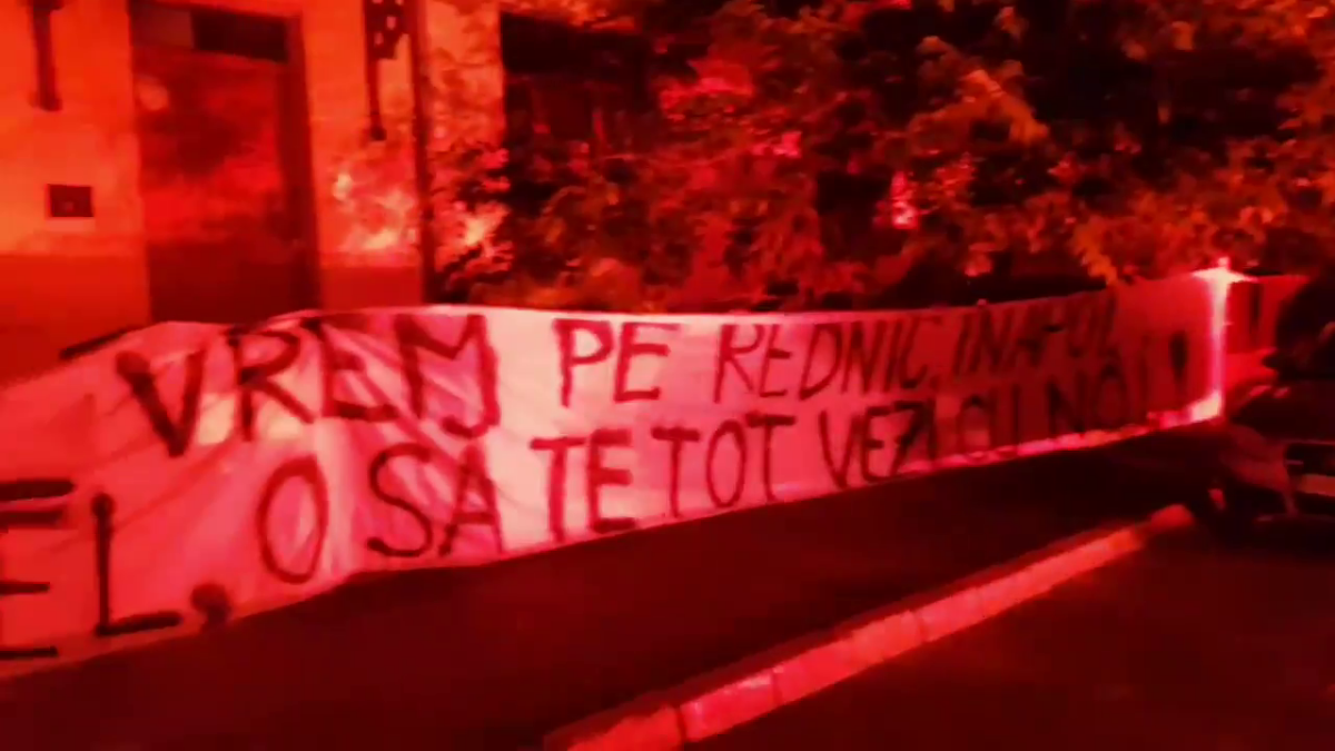 VIDEO+FOTO Ultrașii dinamoviști continuă protestele » Au fost acasă la Mircea Rednic, apoi la Bogdan Bălănescu: s-a lăsat cu injurii și amenințări!