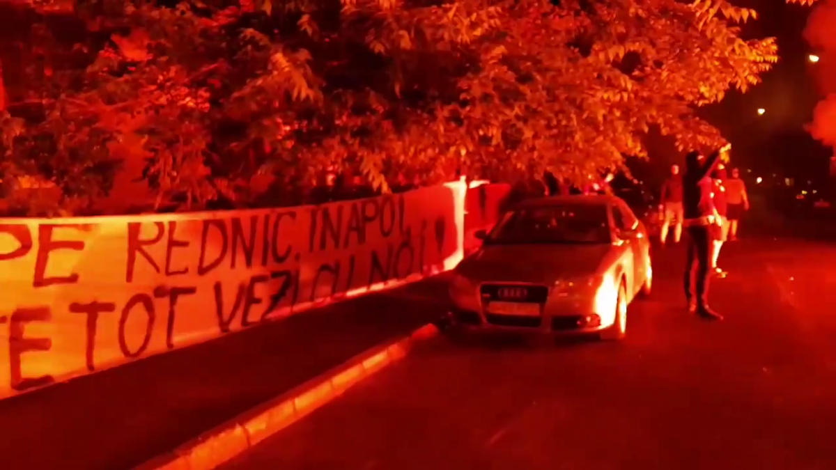 VIDEO+FOTO Ultrașii dinamoviști continuă protestele » Au fost acasă la Mircea Rednic, apoi la Bogdan Bălănescu: s-a lăsat cu injurii și amenințări!