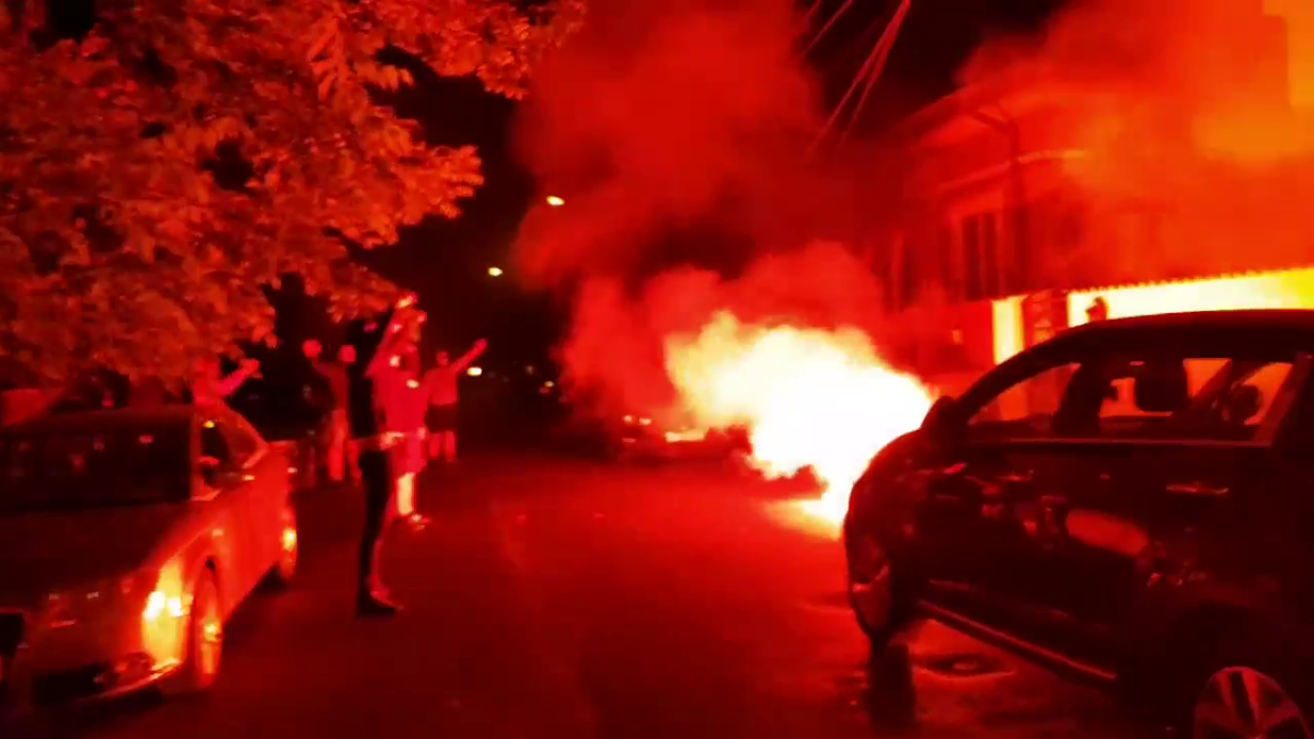 VIDEO+FOTO Ultrașii dinamoviști continuă protestele » Au fost acasă la Mircea Rednic, apoi la Bogdan Bălănescu: s-a lăsat cu injurii și amenințări!