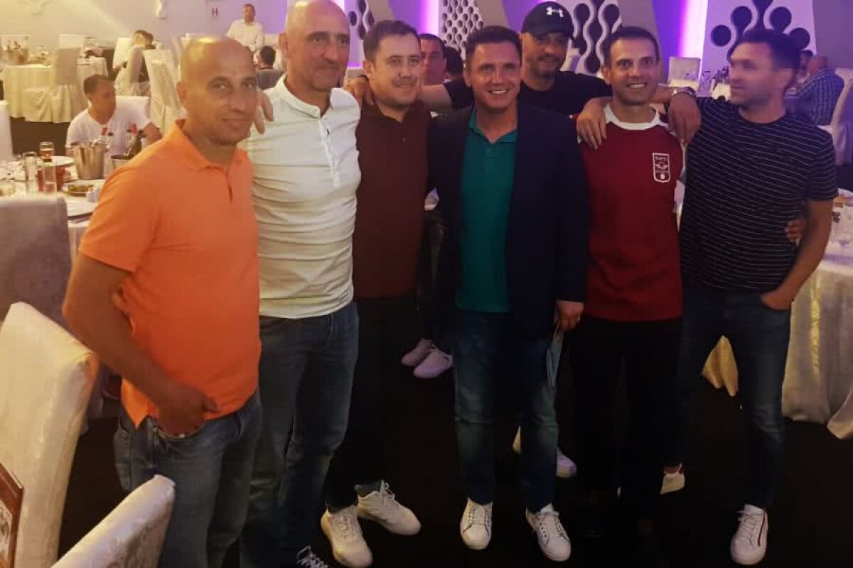 NORVEGIA - ROMÂNIA 2-2 // FOTO EXCLUSIV În frunte cu Răzvan și Mircea Lucescu, legendele lui Dinamo și Rapid au urmărit remiza naționalei dintr-un local de fițe: „Mai mult curaj, băieți!”