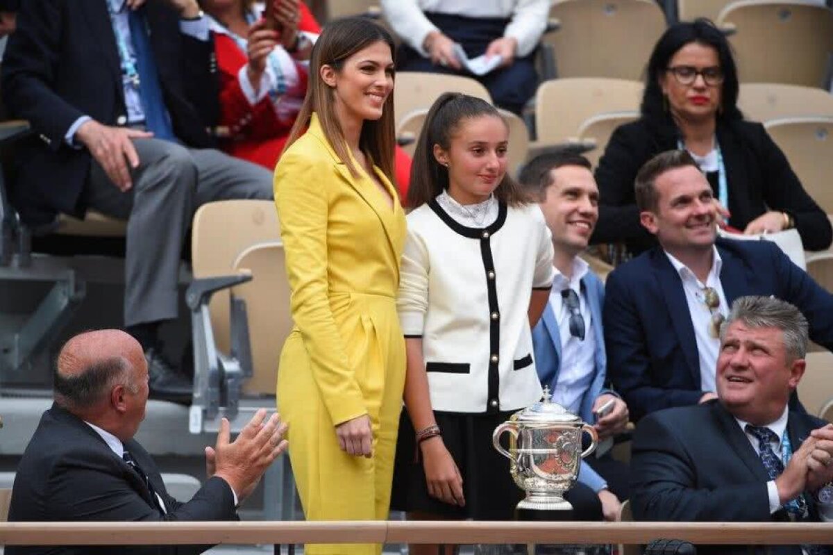 BARTY - VONDROUSOVA // FOTO Trofeu adus de Miss Univers! Surpriză înainte de startul finalei feminine la Roland Garros