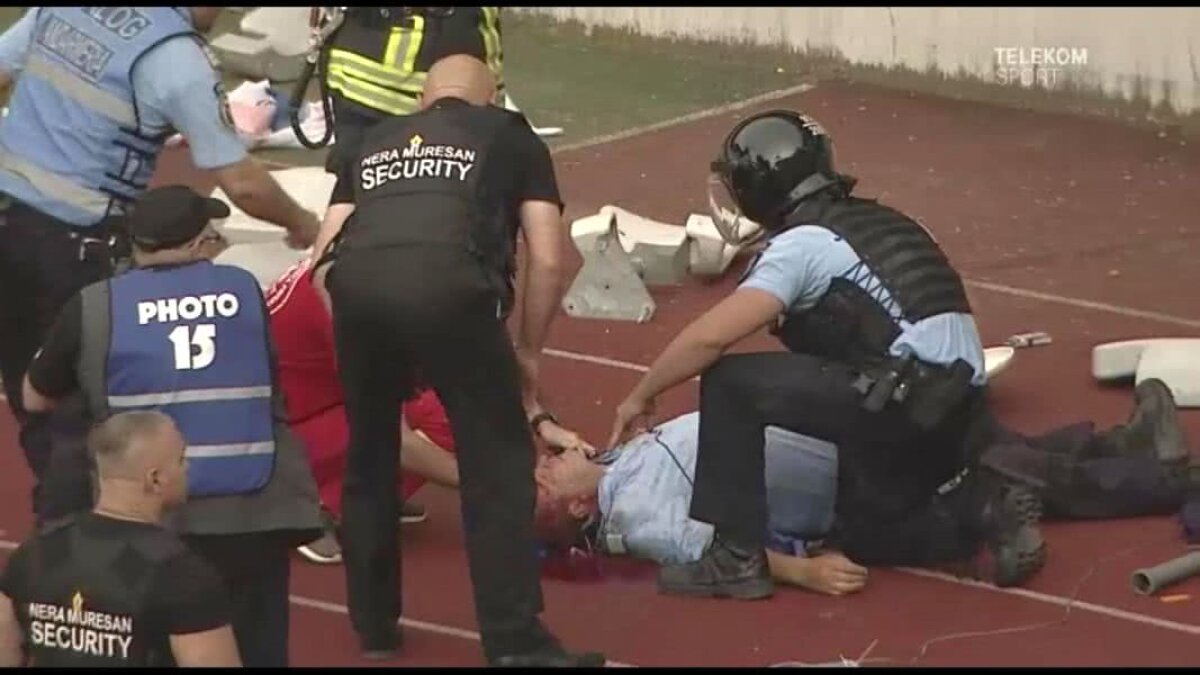 U CLUJ - HERMANNSTADT 0-2 / VIDEO+FOTO Imagini șocante! Incidente grave în finalul meciului de pe Cluj Arena, soldate cu un rănit