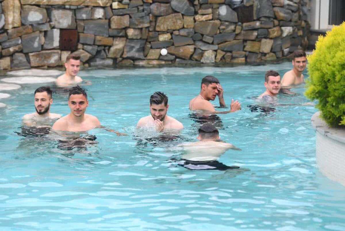 ROMÂNIA U21 // VIDEO+FOTO  „Tricolorii” au făcut ture în piscină » Rădoi: „Gata, v-a luat semnalul?” :D
