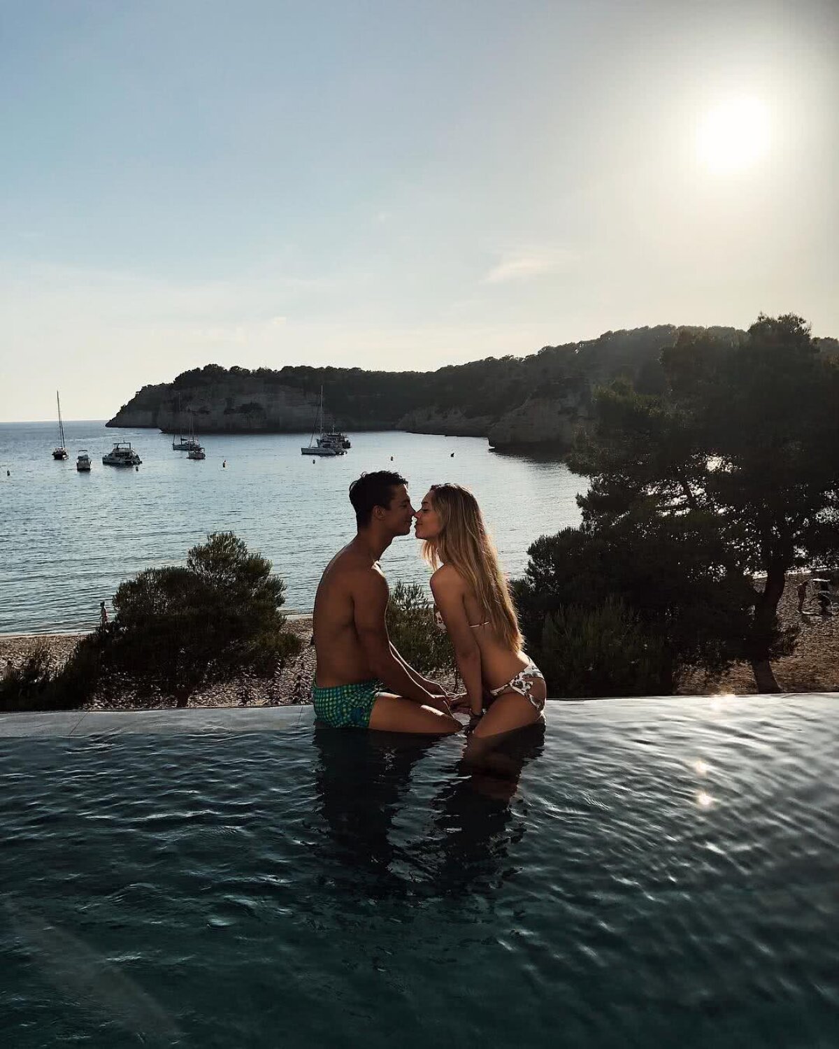 FOTO Declarație de dragoste » Un fotbalist și-a dus iubita într-o vacanță exotică și a luat-o prin surprindere