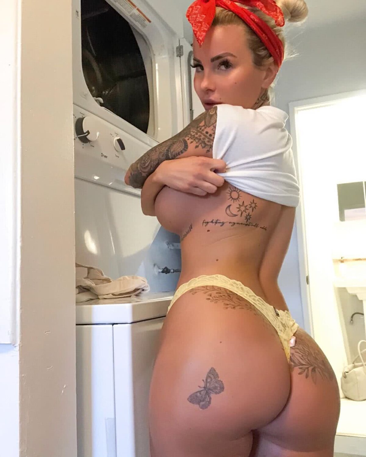 FOTO Jessica Weaver șochează cu noul look: și-a făcut mărire de sâni și abia îi mai încap în tricou!