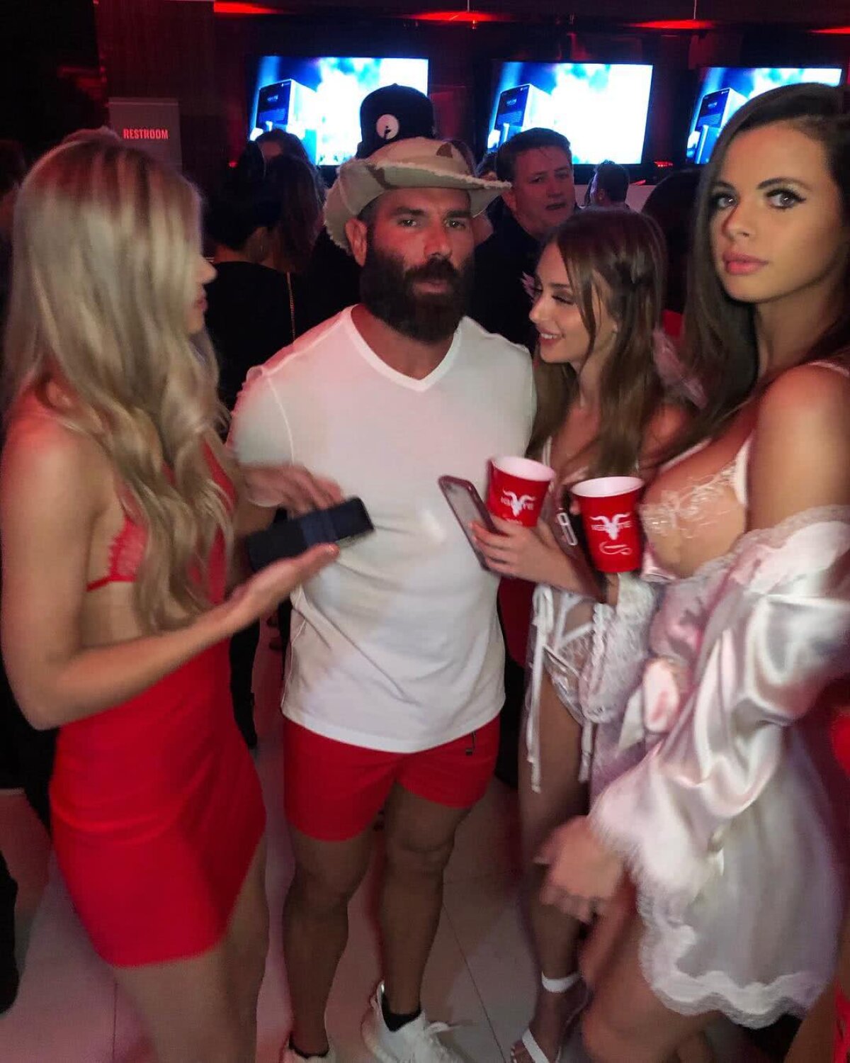 FOTO Sexy, fierbinte și rea: Katie Bell a participat la petrecerile lui Dan Bilzerian, iar acum promovează cannabisul