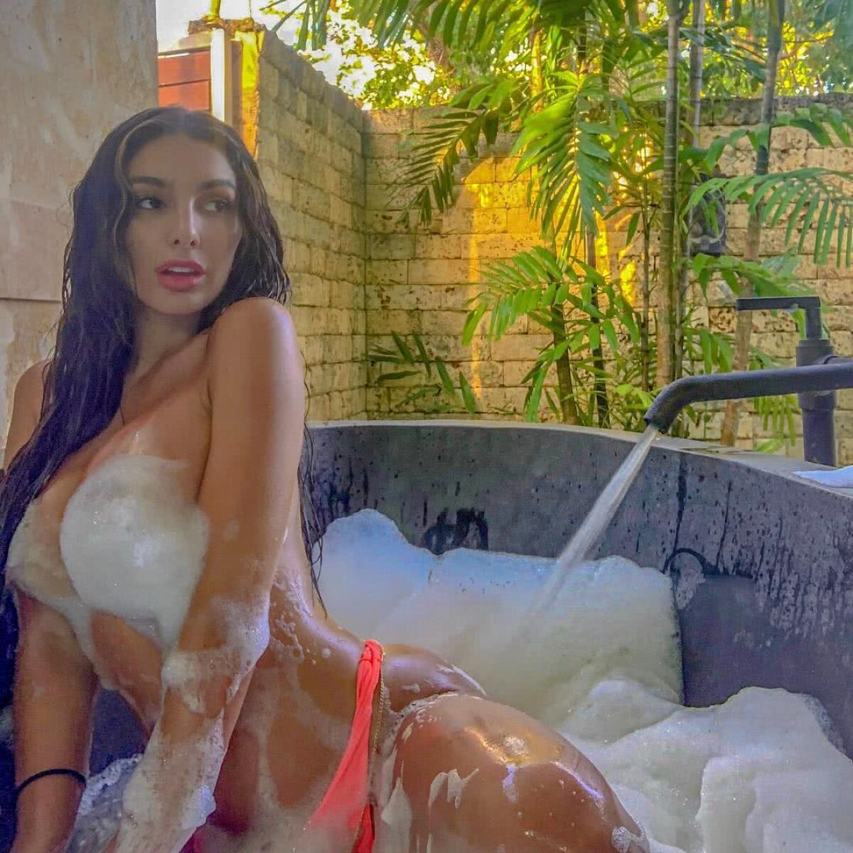 FOTO HOT Lyna Perez, fotomodelul care nu se îmbracă aproape niciodată: „Practic, trăiesc doar în bikini”