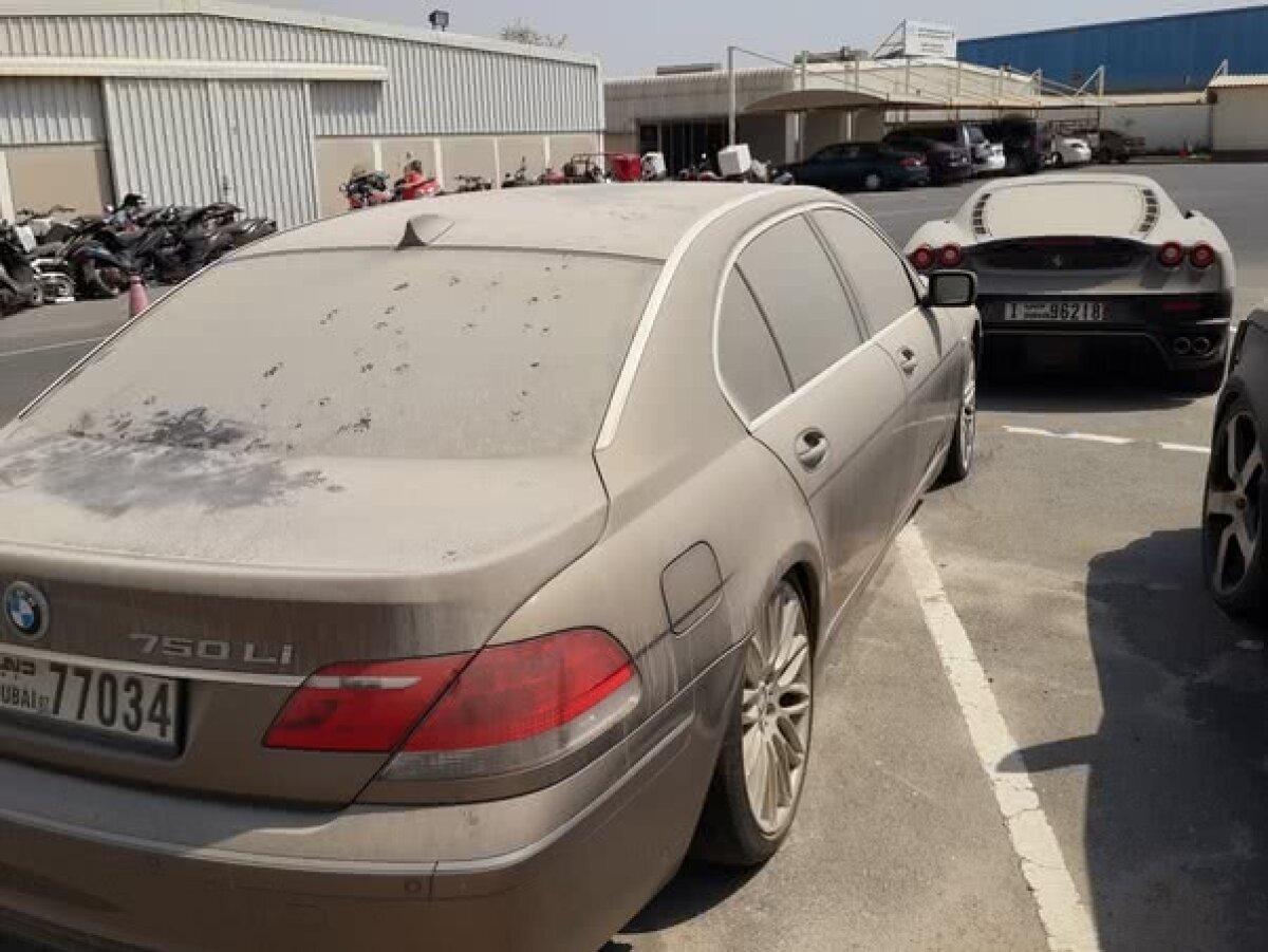 VIDEO&FOTO Imagini de necrezut: mii de mașini scumpe abandonate în cimitirul auto din Dubai