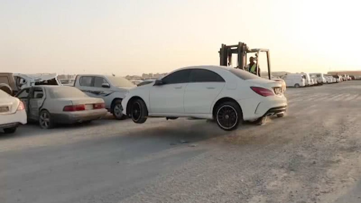 VIDEO&FOTO Imagini de necrezut: mii de mașini scumpe abandonate în cimitirul auto din Dubai