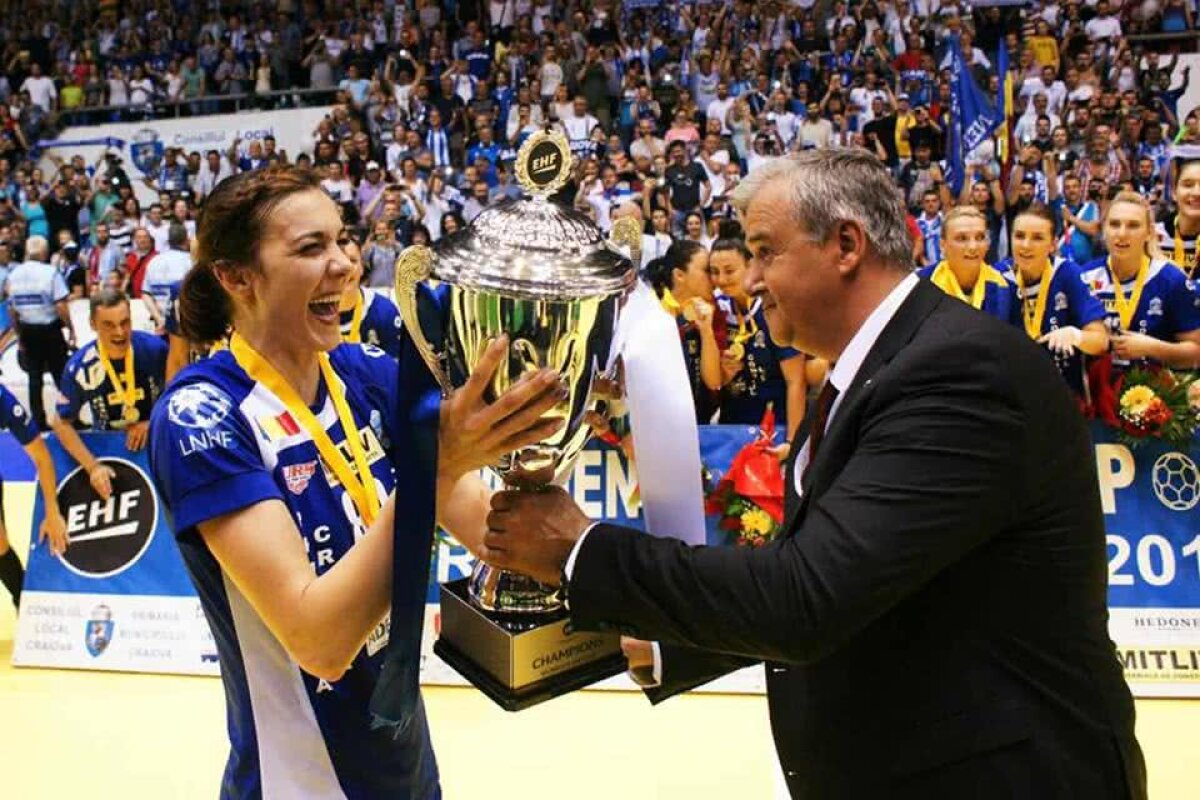 FOTO Antrenorul de la SCM Craiova se căsătorește cu una din jucătoarele sale în Grecia!