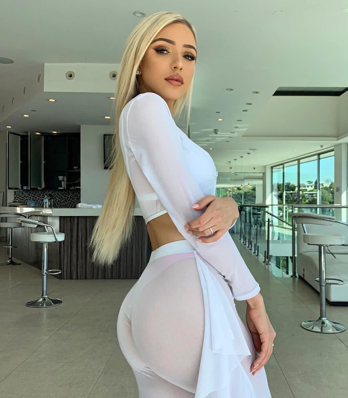 FOTO De la cosmetică în revistele pentru bărbați: Abby Rao surprinde cu cele mai fierbinți selfie-uri