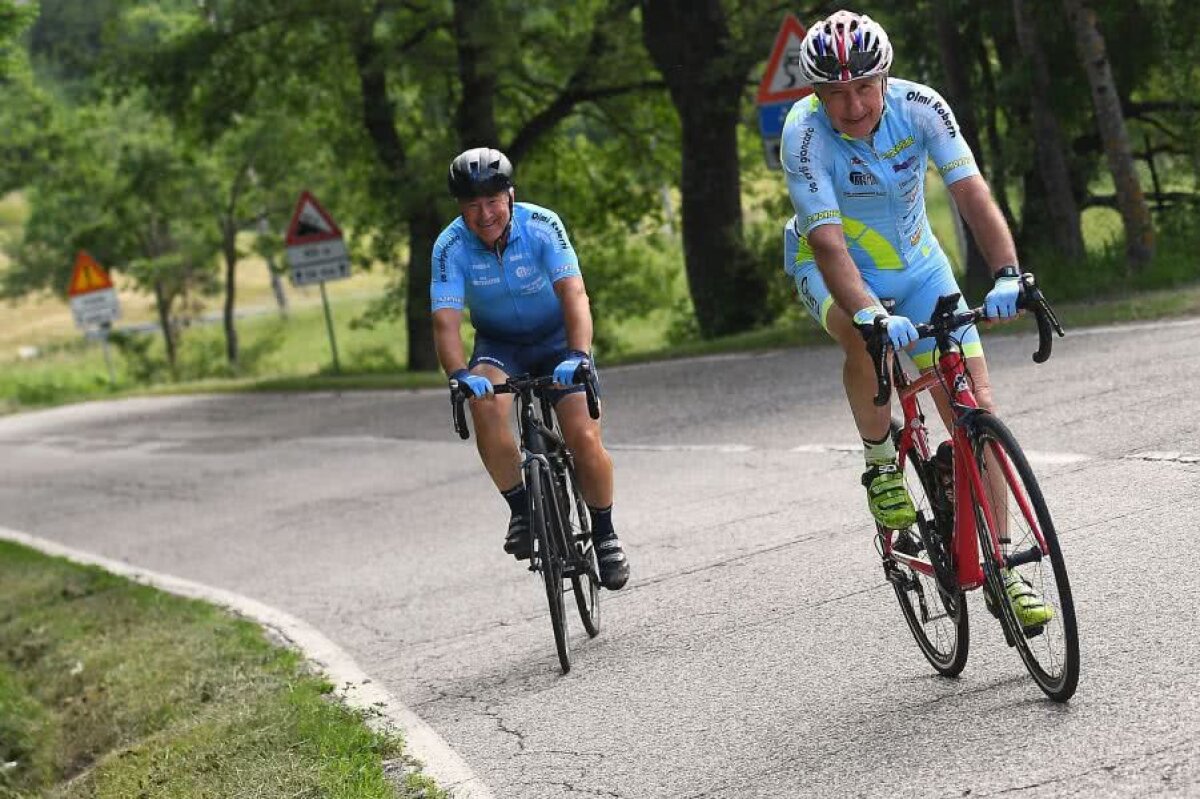 Experiment inedit făcut de echipa GSP prezentă în Italia cu România U21 » Reporterii au încercat o cățărare din Giro, dar au fost depășiți de septuagenari 