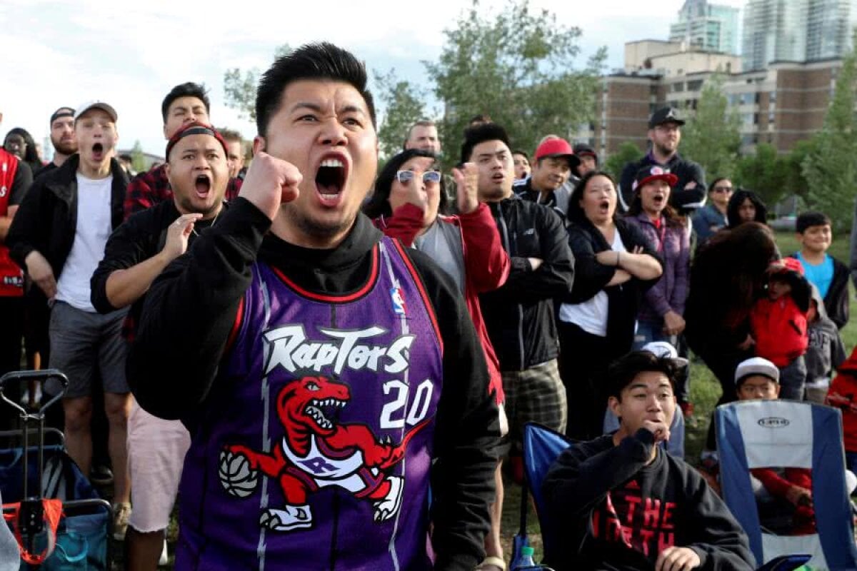 TORONTO RAPTORS, CAMPIOANA NBA // VIDEO Imagini senzaționale din Canada » Zeci de mii de fani au sărbătorit primul titlu din istoria francizei!