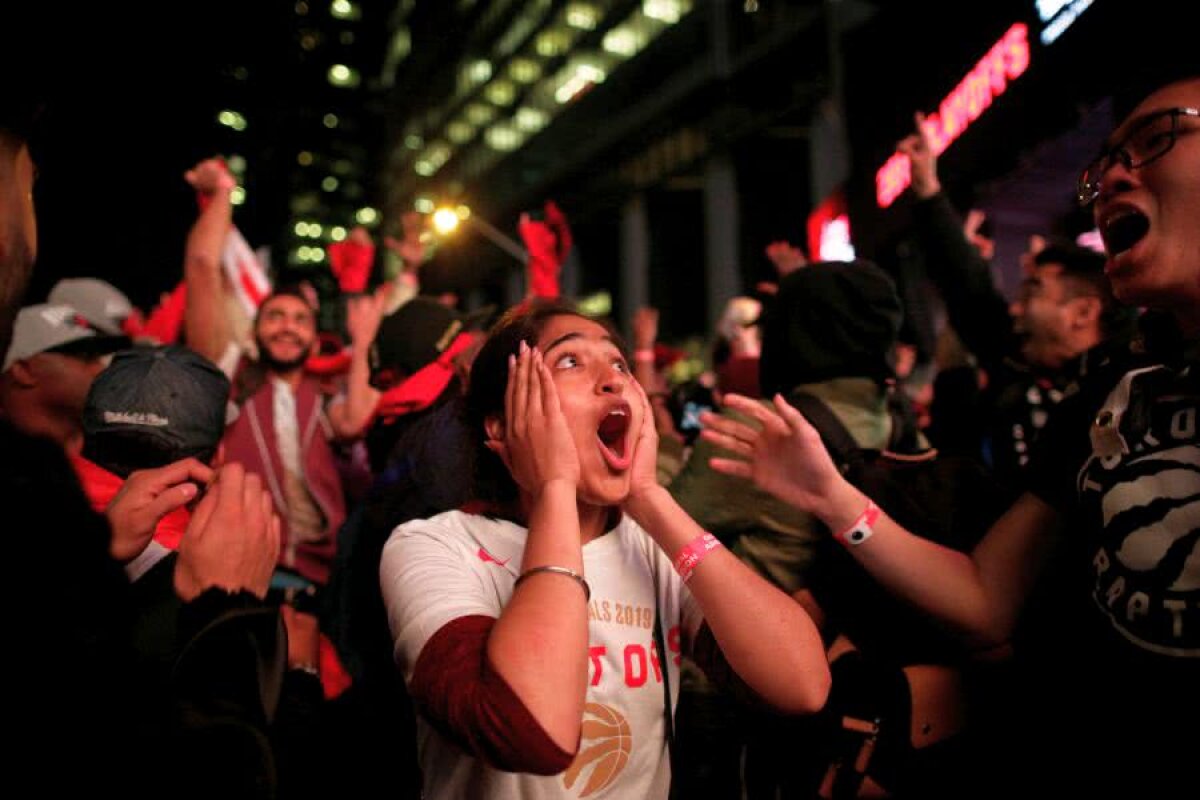 TORONTO RAPTORS, CAMPIOANA NBA // VIDEO Imagini senzaționale din Canada » Zeci de mii de fani au sărbătorit primul titlu din istoria francizei!